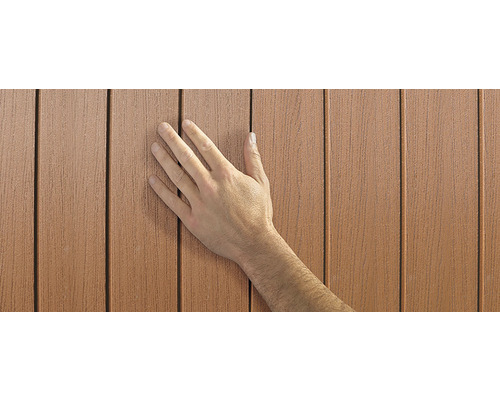 Ruka na drevených paneloch