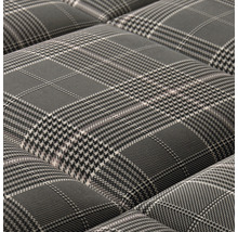 Detail čalúneného nábytku s kockovaným vzorom