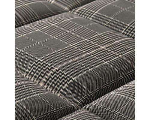 Detail čalúneného nábytku s kockovaným vzorom