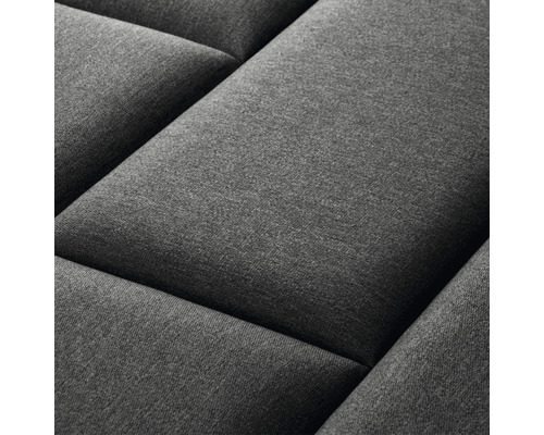 Detail šedého prešívaného nástenného panelu