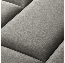 Detail šedého vankúša pohovky.