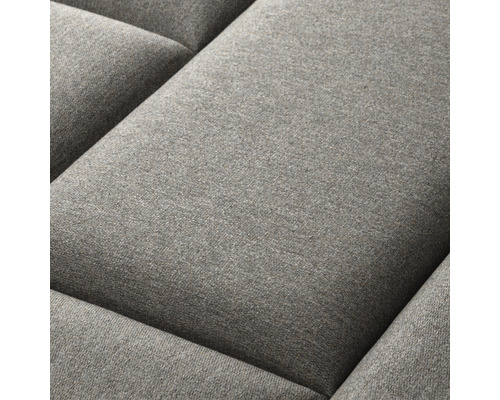 Detail šedého vankúša pohovky.