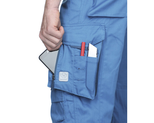 Detail modrých pracovných nohavíc s plným vreckom cargo