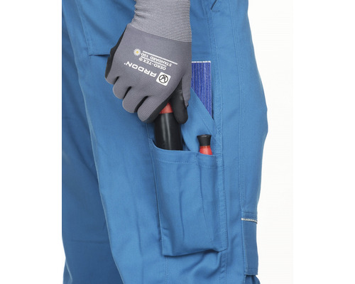 Detail modrých pracovných nohavíc s náradím vo vrecku a rukavicou Ardon