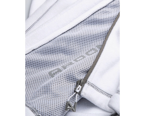 Detailný záber bielej fleecovej bundy so zipsom a sieťovanou vložkou