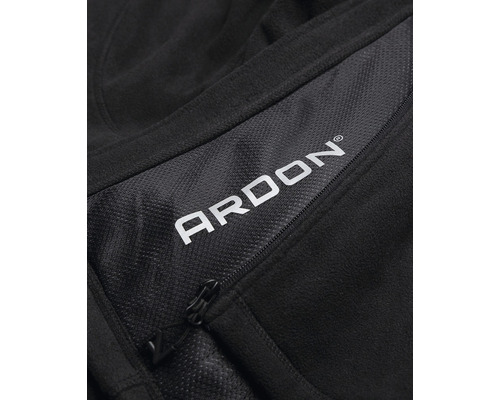 Detailný pohľad na čiernu pracovnú bundu s logom Ardon a zipsom