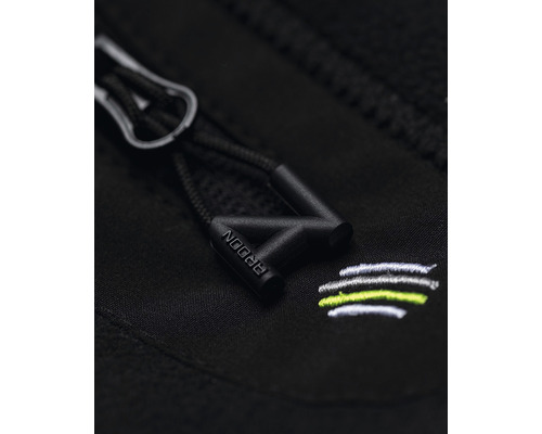 Detailný záber čiernej bundy s logom Ardon a zipsom