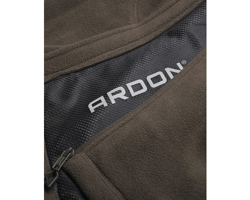 Detail hnedej fleecovej bundy s logom Ardon