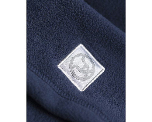 Detailný záber fleecového produktu s logom spoločnosti