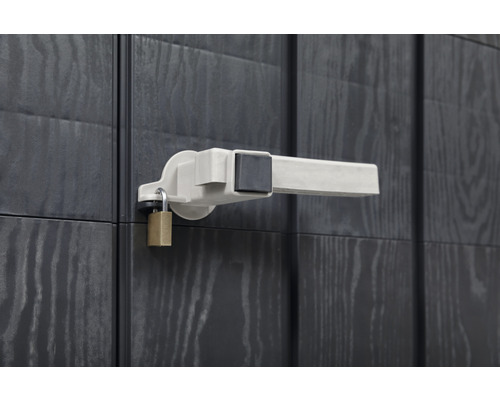 Detail kľučky dverí záhradného domčeka s visiacim zámkom