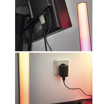 Detailný záber monitora s káblovými prípojkami a stojacej lampy a tiež napájacieho zdroja v zásuvke