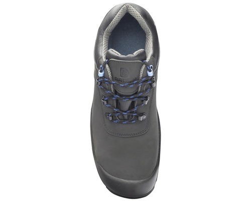 Čierna bezpečnostná obuv so šnurovaním, pohľad zhora.