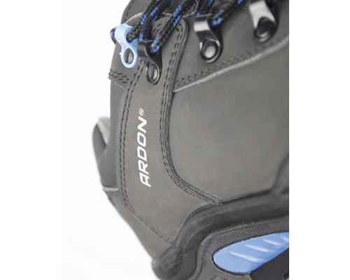 Detail šedej turistickej topánky s nápisom Ardon a šnúrkami