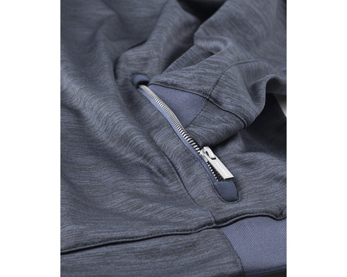 Detailný záber mikiny s kapucňou a vreckom na zips