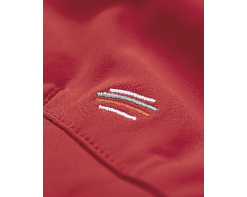 Detail červeného odevu s vyšívaným logom