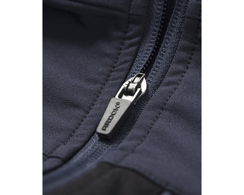 Detailný záber zipsu na bunde s logom Arrock