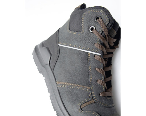 Detailný pohľad na sivú šnurovaciu bezpečnostnú obuv.