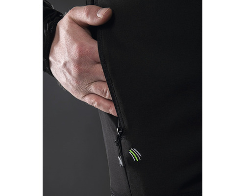 Detailný záber čiernych nohavíc s vreckom na zips a malým logom