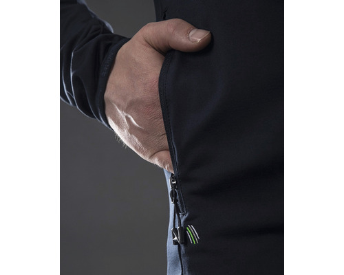 Detailný záber osoby s rukou vo vrecku na zips na outdoorovej bunde