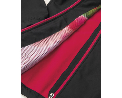 Detailný pohľad na čiernu bundu s červenou podšívkou a zipsom