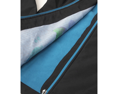 Detailný záber čiernej softshellovej bundy s modrou podšívkou a zipsom.