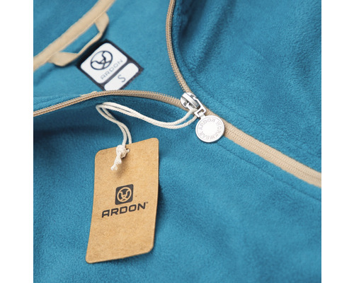 Detailný záber fleecovej mikiny na zips s logom Ardon.