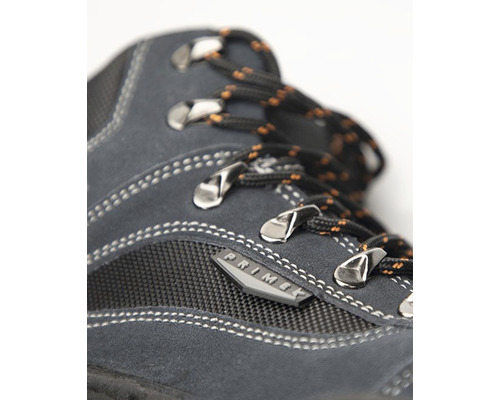 Detail šedej trekingovej topánky so šnúrkami