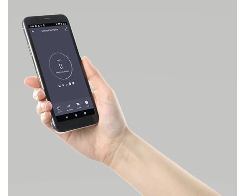 Smartfón s aplikáciou na ovládanie čističky vzduchu držaný v ruke.
