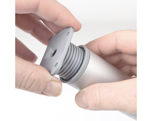 Ruka montuje nábytkovú nohu s montážnou doskou