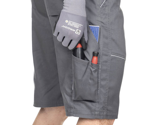 Pracovné šortky s náradím a pracovnými rukavicami vo vrecku