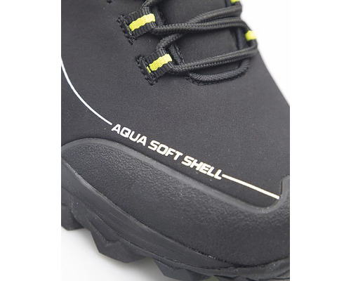 Detailný záber čiernej trekovej topánky s nápisom Aqua Soft Shell