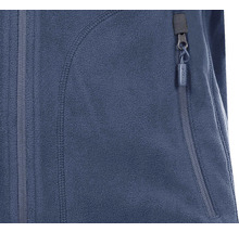 Detailný záber fleecovej bundy s vreckom na zips