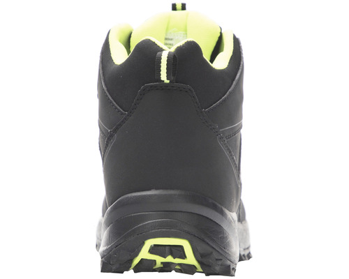 Pohľad zozadu na čiernu turistickú obuv