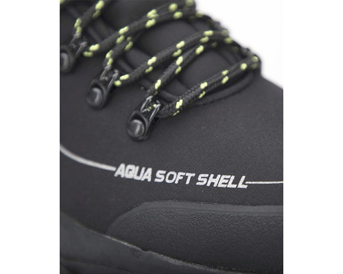 Detailný záber čiernej topánky s nápisom Aqua Soft Shell a šnúrkami