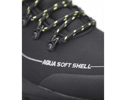 Detailný záber na čiernu topánku s nápisom Aqua Soft Shell a šnúrkami