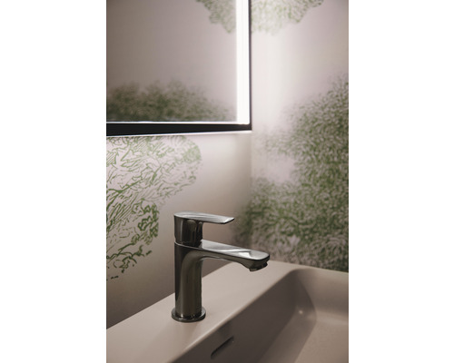 Moderná kúpeľňa s umývadlom, vodovodnou batériou a osvetleným zrkadlom