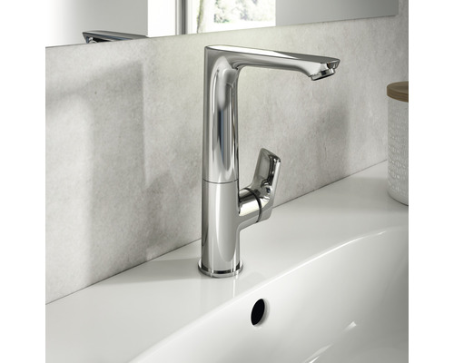 Umývadlová batéria z kovu na umývadle