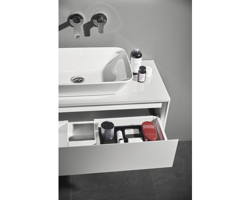 Moderná kúpeľňa s umývadlom, vodovodnými batériami a otvoreným zásuvkovým prvkom na uloženie kúpeľňových potrieb