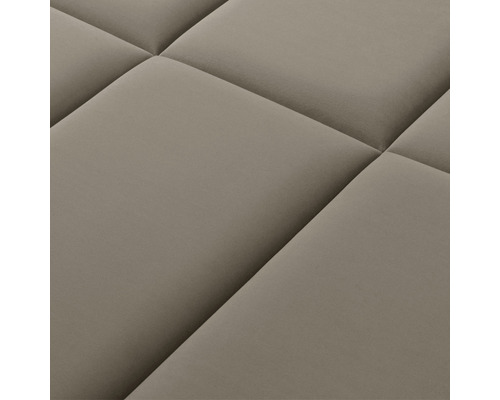 Detail prešívaného textilného povrchu so štvorcovými vzormi