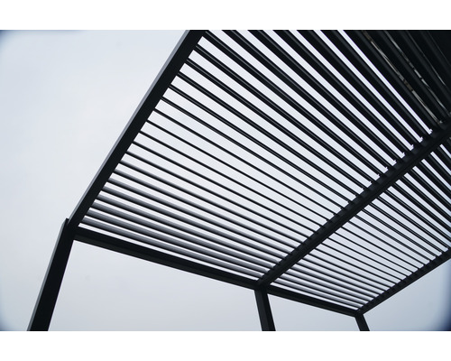 Pohľad zdola na hliníkové zastrešenie terasy.