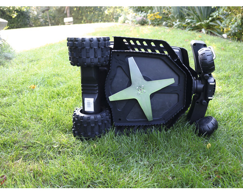 Kosačka na trávu leží na trávniku a ukazuje nôž.