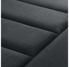 Detailný záber čalúneného nábytku s prešívaným povrchom