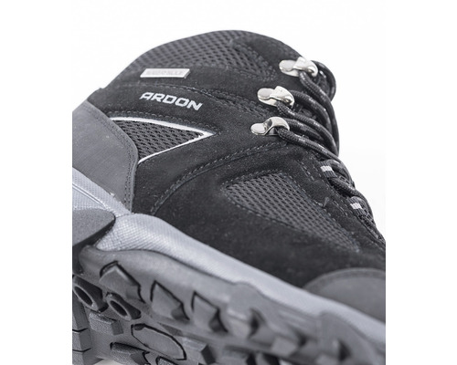 Detailný záber na čiernu trekingovú obuv Ardon s nepremokavým materiálom a šnúrkami