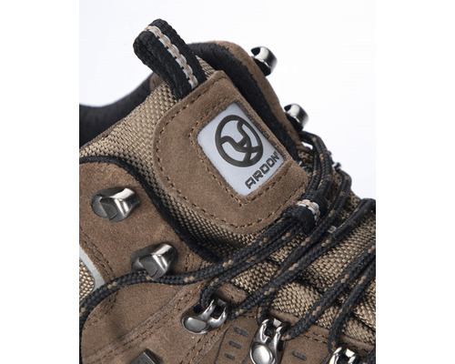 Detail hnedej trekovej topánky so šnúrkami a logom Ardon