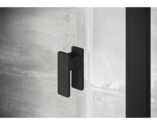 Detailný záber kľučky dverí sprchovacieho kúta