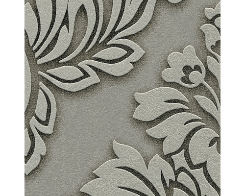 Detailný pohľad na vinylovú tapetu s reliéfnym kvetinovým vzorom.