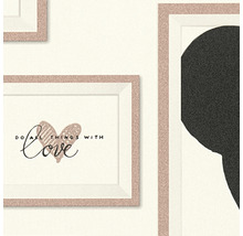 Detailný záber rámovaných obrázkov s nápismi ''Do all things with Love'' a abstraktným zobrazením