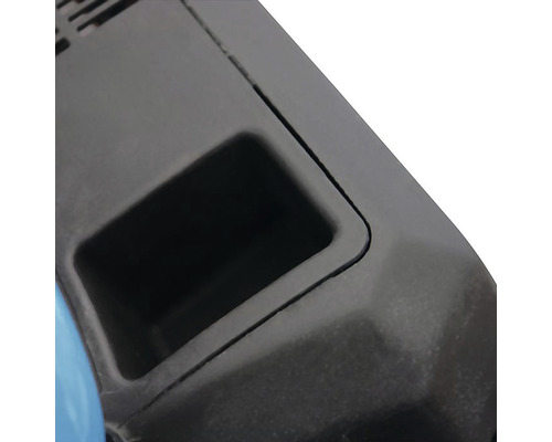 Detailný pohľad na čierne puzdro zariadenia s vybraním.