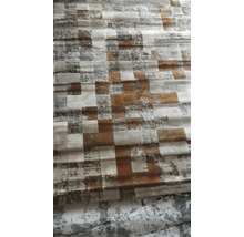 Koberec s abstraktným kockovaným vzorom