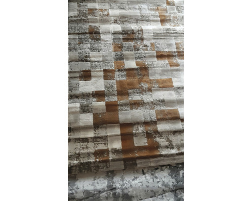 Koberec s abstraktným kockovaným vzorom